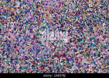 Aus recyceltem Kunststoff pellets aus dem Meer Wasser gesammelt, flatlay auf einem Lila Lila Hintergrund. Farbenfrohe Stücke und Texturen. Umdenken in der Umwelt Stockfoto
