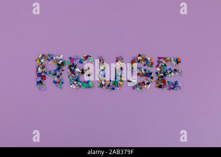 Wiederverwendung text aus kleinen aus recyceltem Kunststoff pellets aus dem Meer Wasser gesammelt. Überdenken der Umwelt durch die Verringerung oder Wiederverwendung von Kunststoffen. Circ. Stockfoto