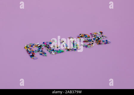 Wiederverwendung text aus kleinen aus recyceltem Kunststoff pellets aus dem Meer Wasser gesammelt. Überdenken der Umwelt durch die Verringerung oder Wiederverwendung von Kunststoffen. Circ. Stockfoto