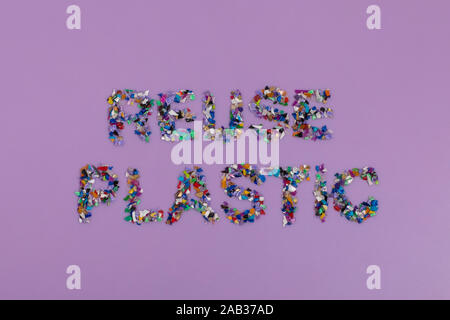 Wiederverwendung Kunststoff text aus kleinen aus recyceltem Kunststoff pellets aus dem Meer Wasser gesammelt. Überdenken der Umwelt durch die Verringerung oder Wiederverwendung plasti Stockfoto