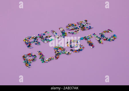 Wiederverwendung Kunststoff text aus kleinen aus recyceltem Kunststoff pellets aus dem Meer Wasser gesammelt. Überdenken der Umwelt durch die Verringerung oder Wiederverwendung plasti Stockfoto