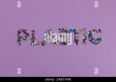 Kunststoff text aus kleinen aus recyceltem Kunststoff pellets aus dem Meer Wasser gesammelt. Überdenken der Umwelt durch die Verringerung oder Wiederverwendung von Kunststoffen. Ci Stockfoto