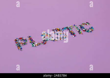 Kunststoff text aus kleinen aus recyceltem Kunststoff pellets aus dem Meer Wasser gesammelt. Überdenken der Umwelt durch die Verringerung oder Wiederverwendung von Kunststoffen. Ci Stockfoto