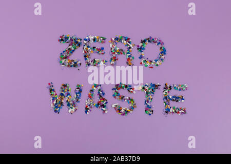 Null Abfall text aus kleinen aus recyceltem Kunststoff pellets aus dem Meer Wasser gesammelt. Überdenken der Umwelt durch die Verringerung oder Wiederverwendung von Kunststoffen. Stockfoto