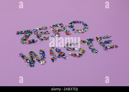 Null Abfall text aus kleinen aus recyceltem Kunststoff pellets aus dem Meer Wasser gesammelt. Überdenken der Umwelt durch die Verringerung oder Wiederverwendung von Kunststoffen. Stockfoto