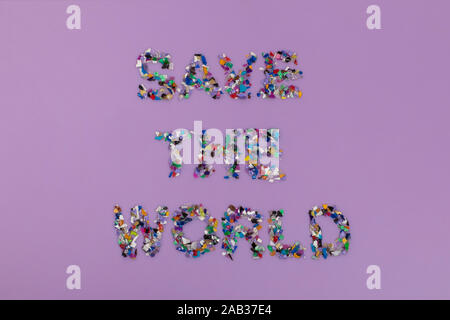 Recycelt die Welt retten Text aus kleinen Kunststoffkügelchen vom Meer Wasser gesammelt. Überdenken der Umwelt durch die Verringerung oder Plast wiederverwenden Stockfoto