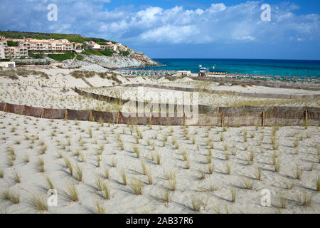 Geschützter Bereich mit dune Grass, mit Zaun umgeben, Conservation Area an der Cala Mesquida, Cala Ratjada, Mallorca, Balearen, Spanien Stockfoto