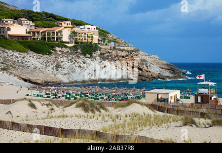 Geschützter Bereich mit dune Grass, mit Zaun umgeben, Conservation Area an der Cala Mesquida, Cala Ratjada, Mallorca, Balearen, Spanien Stockfoto