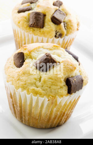 Hausgemachte Jumbo Größe Chocolate Chip Muffins. Fokus auf die Muffins in der Front. In Tageslicht Geschossen. Stockfoto