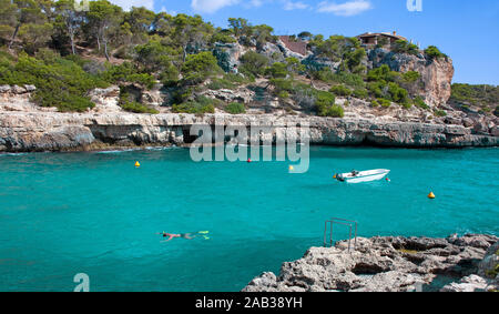 Badebucht von Cala S'Almonia, Naturpark Cap de Ses Salines, Cala Llombards, Mallorca, Balearen, Spanien Stockfoto