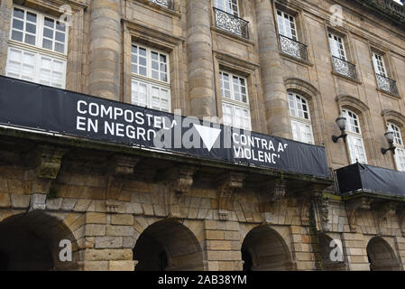 Ein Banner mit einer Nachricht gegen Gewalt gesehen auf Santiago de Compostela im Nordwesten Spaniens. Internationaler Tag für die Beseitigung der Gewalt gegen Frauen am 25. November gefeiert. Stockfoto