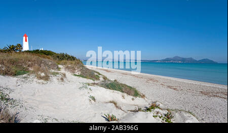 Torres d'enfilaciò, Navigation Turm am Strand von Can Picafort, Bucht von Alcudia, Mallorca, Balearen, Spanien Stockfoto