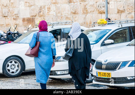 JERUSALEM, Israel/25. Nov. 2019: Zwei muslimische Frauen auf, hijbas (kopfbedeckungen durch das islamische Gesetz unterstellt), die Altstadt von Jerusalem Stadt Stockfoto