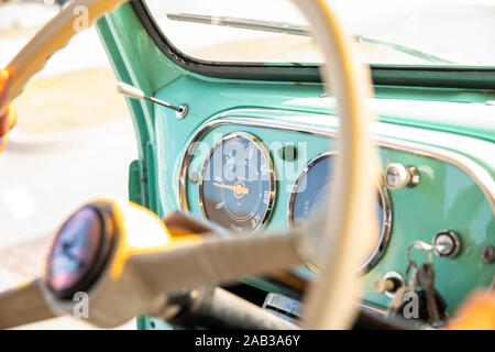 Eindhoven, Niederlande, 29. Juli 2019. Ein Detail Nahaufnahme von der Innenseite des Armaturenbretts mit der kilometerzähler eines süßen Vintage Retro Englisch Auto in Pastell Stockfoto