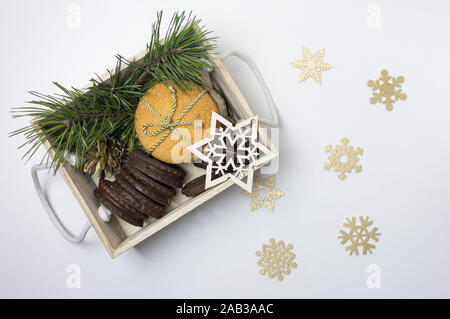 Weihnachtsgeschenke im eco Stil. Holz- korb mit handgefertigten Cookies. Weihnachten flach Komposition. Kopieren Sie Platz. Stockfoto