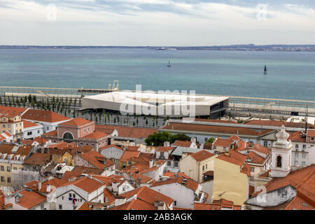 Lissabon Kreuzfahrt Hafen Jardim do Tabaco Quay der Fluss Tejo Portugal, vom berühmten Aussichtspunkt Miradouro de Santa Luzia aus gesehen Stockfoto