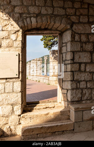 Mljet, Kroatien, 1. September 2019. Detail der Eingang von außen Saint Mary auf Mljet Benedicitine Kloster und Kirche im romanischen Stil. Da Stockfoto