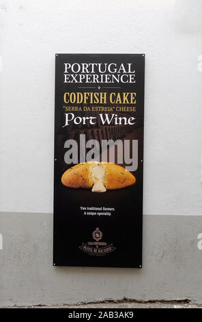 Plakat werbung Pastel de Bacalhau Kabeljau Kuchen mit Portwein Lissabon Portugal Stockfoto