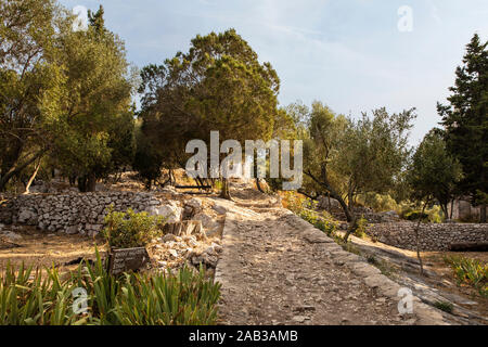 In der Umgebung der Tour zu Fuß durch die kleine Insel St. Maria aus dem 12. Jahrhundert, Benediktinerkloster auf Mljet und der Nationalpark ruhig peac Stockfoto