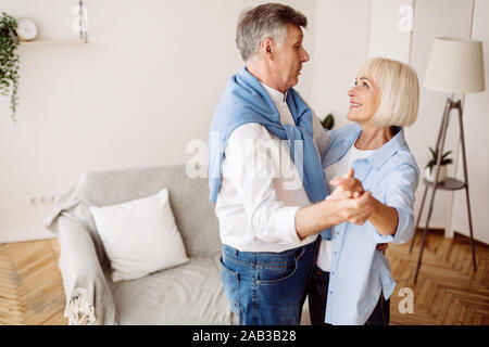 Glücklichen Ruhestand Momente. Senior Paar tanzen zu Hause Stockfoto