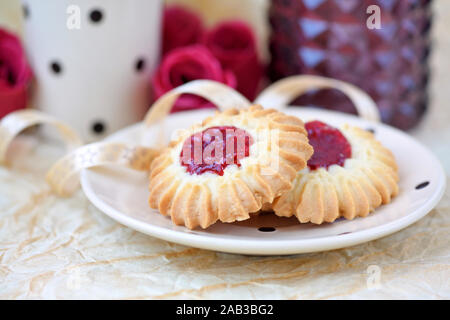 Shortbread Kekse mit Marmelade in der Mitte auf Platte Stockfoto