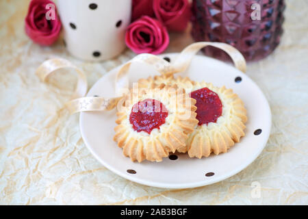 Shortbread Kekse mit Marmelade in der Mitte auf Platte Stockfoto