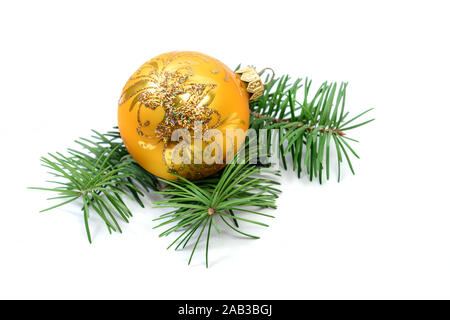 Nahaufnahme der goldene Weihnachten Kugel Dekoration auf Fir Tree Branches. Winterurlaub design Element. Frohes neues Jahr Konzept Stockfoto