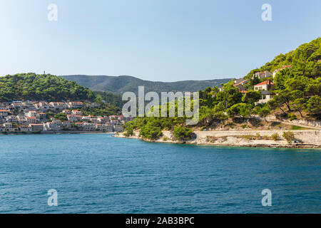 Pucisca Stadt auf Brac in Kroatien, Ansicht vom Meer an einem sonnigen Tag im Sommer. Der Hafen mit der berühmten Kalkstein von der Insel. Schöne Landsc Stockfoto