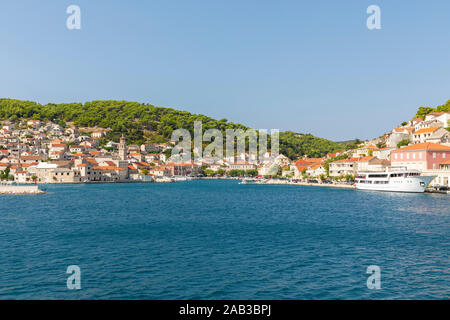 Pucisca Stadt auf Brac in Kroatien, Ansicht vom Meer an einem sonnigen Tag und ein blauer Himmel im Sommer. Der Hafen mit der berühmten Kalkstein von der Insel ein Stockfoto