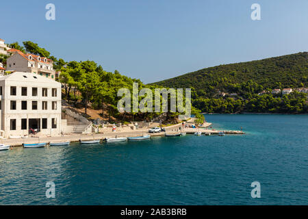 Milna, Brac, Kroatien 4. September 2019. Ansicht vom Meer an einem sonnigen Tag im Sommer. Der Hafen mit der berühmten Kalkstein von der Insel und einen n Stockfoto