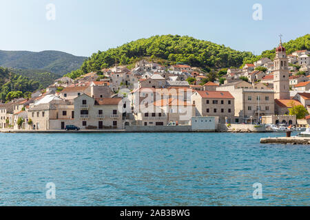 Pucisca Stadt auf Brac in Kroatien, Ansicht vom Meer an einem sonnigen Tag im Sommer. Der Hafen mit der berühmten Kalkstein von der Insel. Kleine idyllische pl Stockfoto