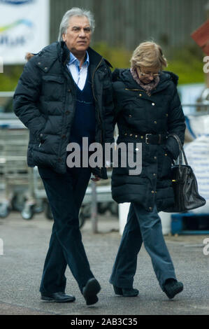 Der ehemalige italienische Mafia Boss Dominico Rancadore mit seiner Frau Anne die Teilnahme an der Polizeistation in Uxbridge als Teil seiner Kaution. März 2014 Stockfoto