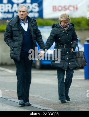 Der ehemalige italienische Mafia Boss Dominico Rancadore mit seiner Frau Anne die Teilnahme an der Polizeistation in Uxbridge als Teil seiner Kaution. März 2014 Stockfoto