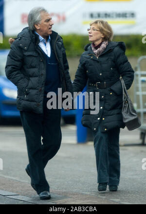 Der ehemalige italienische Mafia Boss Dominico Rancadore mit seiner Frau Anne die Teilnahme an der Polizeistation in Uxbridge als Teil seiner Kaution. März 2014 Stockfoto