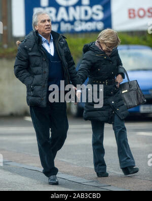 Der ehemalige italienische Mafia Boss Dominico Rancadore mit seiner Frau Anne die Teilnahme an der Polizeistation in Uxbridge als Teil seiner Kaution. März 2014 Stockfoto