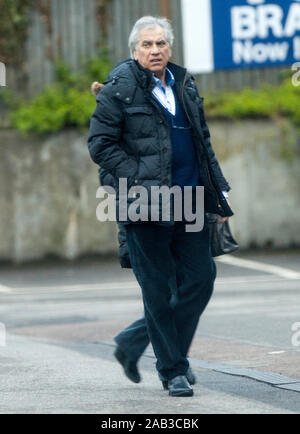 Der ehemalige italienische Mafia Boss Dominico Rancadore mit seiner Frau Anne die Teilnahme an der Polizeistation in Uxbridge als Teil seiner Kaution. März 2014 Stockfoto