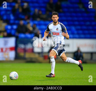 16. November 2019, Universität Bolton Stadium, Bolton, England; Sky Bet Liga 1, Bolton Wanderers v MK Dons: Jason Lowe (4) von den Bolton Wanderers läuft mit dem ballCredit: Conor Molloy/News Bilder Stockfoto