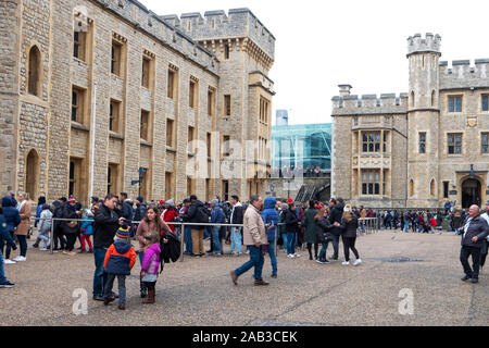LONDON, Großbritannien - 28 Dezember, 2018: eine große Schlange von Leuten warten die berühmten Kronjuwelen aus England in die Anzeige an die Juwelen Haus zu sehen, in der towe Stockfoto