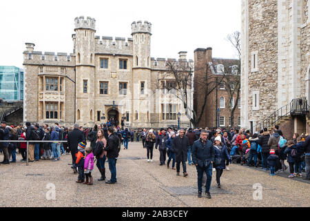 LONDON, Großbritannien - 28 Dezember, 2018: eine große Schlange von Leuten warten die berühmten Kronjuwelen aus England in die Anzeige an die Juwelen Haus zu sehen, in der towe Stockfoto