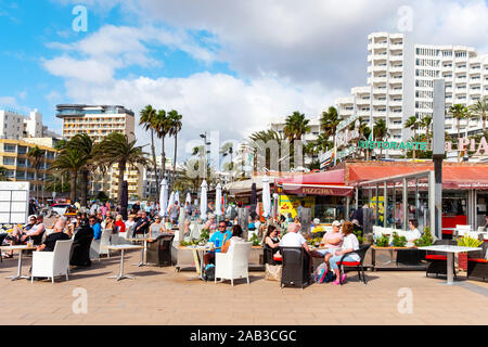 MASPALOMAS, SPANIEN - 21. JANUAR 2019: Urlauber im Restaurant Terrassen von Playa del Ingles, Maspalomas, auf den Kanarischen Inseln, Spanien, einen kleinen Baue Stockfoto