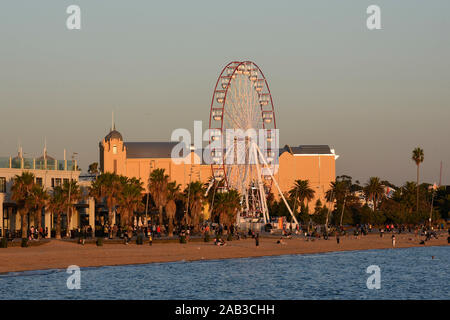 Australien, Victoria, Melbourne, 12. April 2019 - St. Kilda ist eine überwiegend wohlhabende Gegend beliebt bei jungen, städtischen Fachleute, St Kilda ist auch Stockfoto