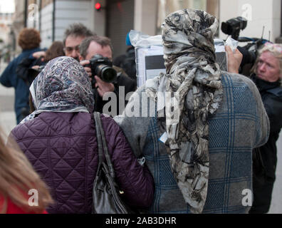 Italienische Mafia Flüchtling Domenico Rancadore mit seiner Frau Anne verlassen Westminster Amtsgericht. März 2014 Stockfoto