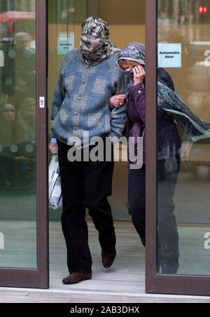 Italienische Mafia Flüchtling Domenico Rancadore mit seiner Frau Anne verlassen Westminster Amtsgericht. März 2014 Stockfoto