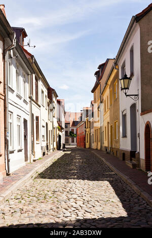 Schmale Seitengassen in der Altstadt der Hansestadt Wismar | engen Gassen in der Altstadt der Hansestadt Wismar | Stockfoto