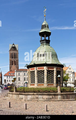 Pavillon Wasserkunst auf dem Marktplatz Wismar, im Hintergrund die Marienkirche | Pavillon Brunnen auf dem Marktplatz von Wismar, im Hintergrund, t Stockfoto