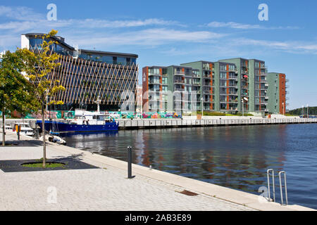 Moderne Geschäfts- und Wohngebäude im Stadthafen von Rostock direkt an der Warnow | Moderne Gewerbe- und Wohnbauten in der Stadt Hafen von R Stockfoto