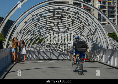 Australien, Victoria, Melbourne, 10. April 2019 - Der Webb Bridge ist eine preisgekrönte Brücke entworfen von Denton Korkmaschine Marshall, in Zusammenarbeit mit Stockfoto