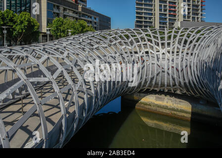 Australien, Victoria, Melbourne, 10. April 2019 - Der Webb Bridge ist eine preisgekrönte Brücke entworfen von Denton Korkmaschine Marshall, in Zusammenarbeit mit Stockfoto