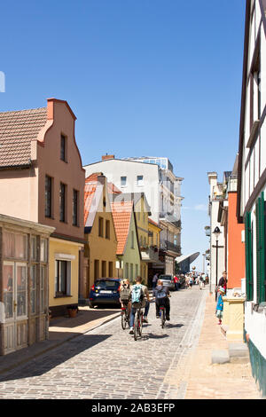 Bunt gestrichene Wohn- und Geschäftshäuser in einer Seitengasse in Warnemünde | hell gestrichenen Wohn- und Geschäftshäusern in einer Gasse in Wa Stockfoto