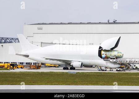 Airbus Beluga vor dem Werk in Hamburg (Finkenwerder) Stockfoto